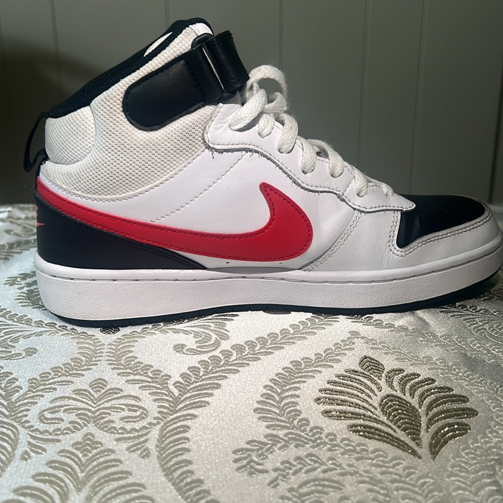 Nike Court Borough Mid 2 size 6.5y US